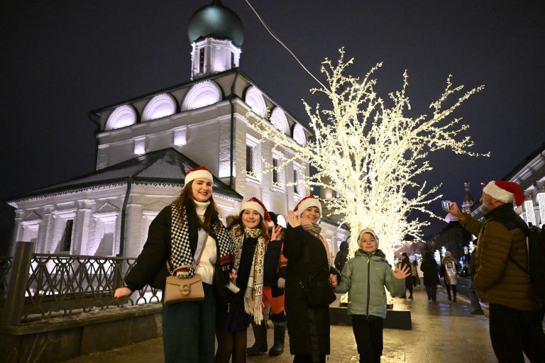 Люди встречают Новый год в Москве Люди встречают Новый год в Москве