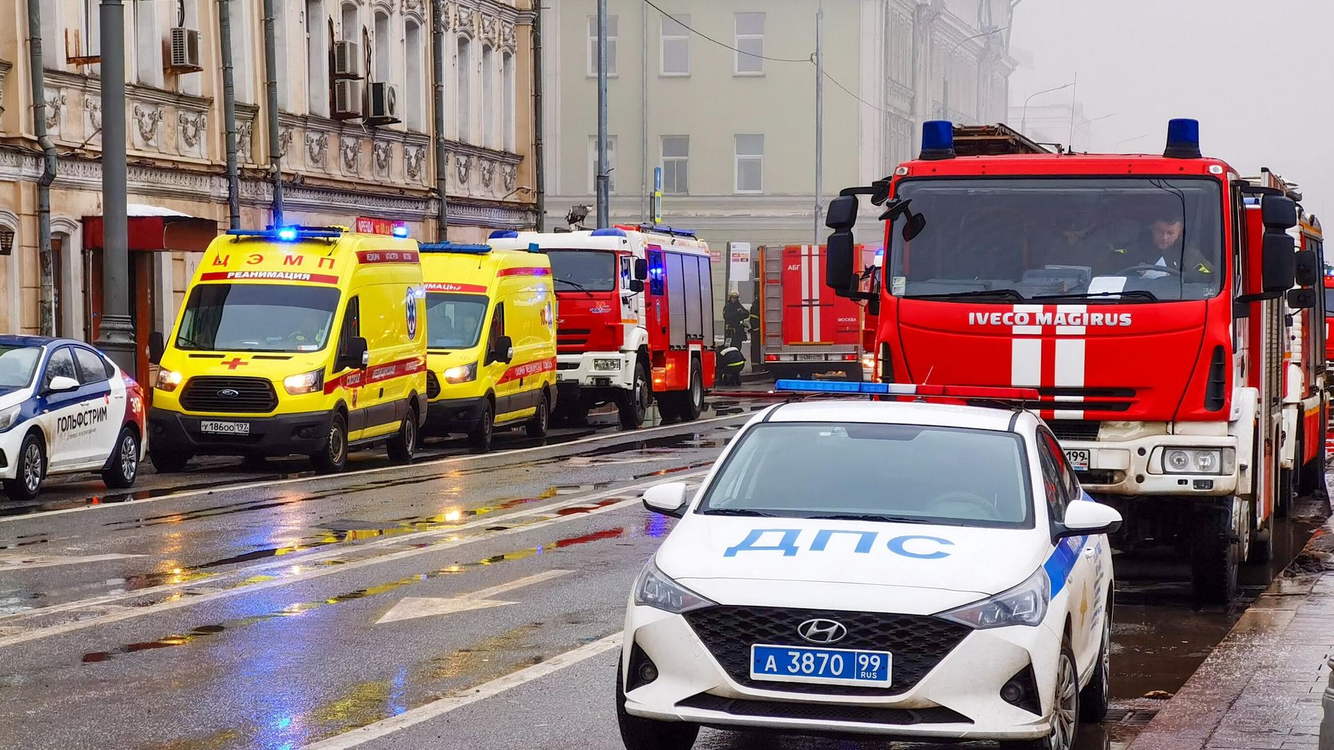Сотрудники МЧС во время ликвидации пожара в ресторане в центре Москвы - РИА Новости, 1920, 01.01.2023