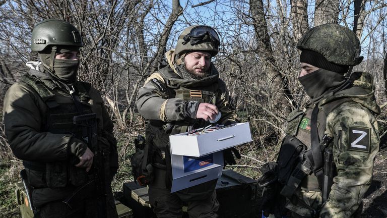 Военный корреспондент медиагруппы Россия сегодня Ростислав Журавлев (в центре) раздает присланные шевроны бойцам на передовой, участвующим в боевых действиях на Запорожском направлении Военный корреспондент медиагруппы Россия сегодня Ростислав Журавлев (в центре) раздает присланные шевроны бойцам на передовой, участвующим в боевых действиях на Запорожском направлении