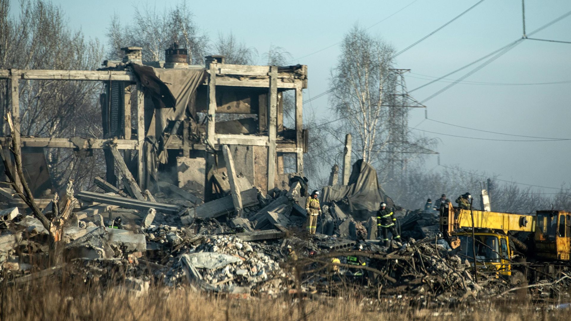 Сотрудники МЧС РФ разбирают завалы разрушенного здания ПТУ 19 в городе Макеевка Сотрудники МЧС РФ разбирают завалы разрушенного здания ПТУ 19 в городе Макеевка - РИА Новости, 1920, 04.01.2023