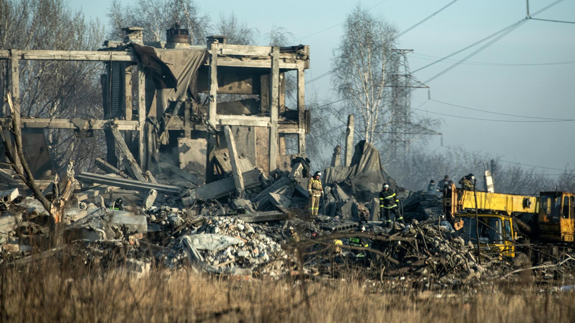 Сотрудники МЧС РФ разбирают завалы разрушенного здания ПТУ 19 в городе Макеевка Сотрудники МЧС РФ разбирают завалы разрушенного здания ПТУ 19 в городе Макеевка - РИА Новости, 1920, 04.01.2023