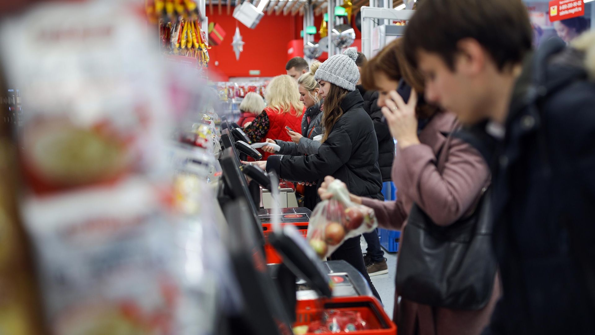 Покупатели на кассах самообслуживания Покупатели на кассах самообслуживания - РИА Новости, 1920, 22.05.2026