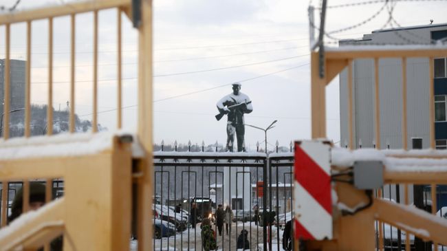 Ворота и памятник на территории пункта базирования Северного флота ВМФ России в Североморске Ворота и памятник на территории пункта базирования Северного флота ВМФ России в Североморске