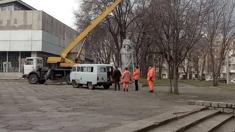 Демонтаж памятника Герою Советского Союза Александру Матросову в Днепропетровске Демонтаж памятника Герою Советского Союза Александру Матросову в Днепропетровске - РИА Новости, 1920, 04.01.2023