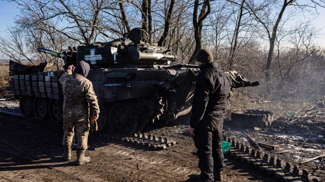 Солдаты ВСУ возле подбитого танка Т-72