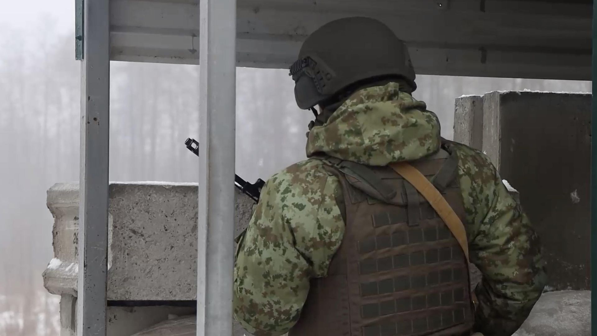 Сотрудник пограничной службы Белоруссии на белорусско-украинской границе. Кадр из видео Сотрудник пограничной службы Белоруссии на белорусско-украинской границе. Кадр из видео - РИА Новости, 1920, 21.03.2023