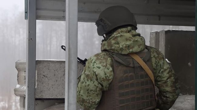 Сотрудник пограничной службы Белоруссии на белорусско-украинской границе