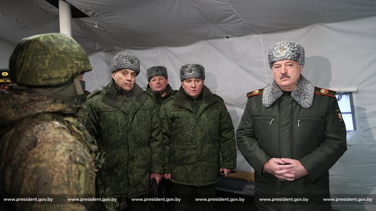 Президент Беларуси Александр Лукашенко во время посещения полигона Обуз-Лесновский в Брестской области Президент Беларуси Александр Лукашенко во время посещения полигона Обуз-Лесновский в Брестской области - РИА Новости, 1920, 06.01.2023