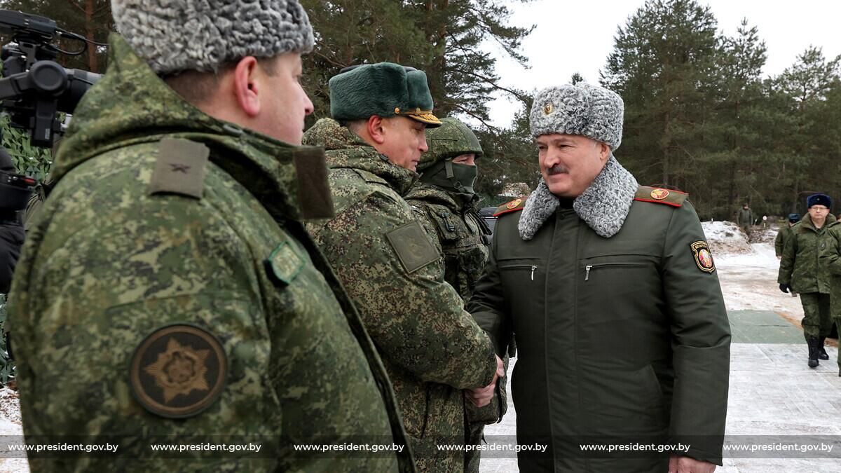 Президент Беларуси Александр Лукашенко во время посещения полигона Обуз-Лесновский в Брестской области Президент Беларуси Александр Лукашенко во время посещения полигона Обуз-Лесновский в Брестской области - РИА Новости, 1920, 06.01.2023