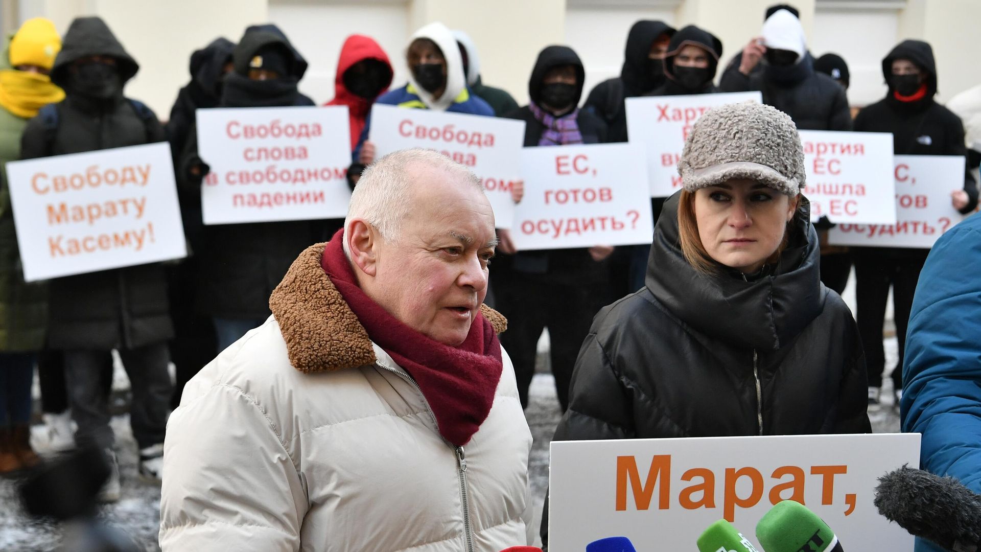 Генеральный директор медиагруппы Россия сегодня Дмитрий Киселев и член комитета Государственной Думы РФ по международным делам Мария Бутина отвечают на вопросы журналистов на акции в поддержку задержанного в Риге шеф-редактора Sputnik Литва Марата Касема Свободу Марату Касему! перед посольством Латвии в Москве Генеральный директор медиагруппы Россия сегодня Дмитрий Киселев и член комитета Государственной Думы РФ по международным делам Мария Бутина отвечают на вопросы журналистов на акции в поддержку задержанного в Риге шеф-редактора Sputnik Литва Марата Касема Свободу Марату Касему! перед посольством Латвии в Москве - РИА Новости, 1920, 26.07.2023