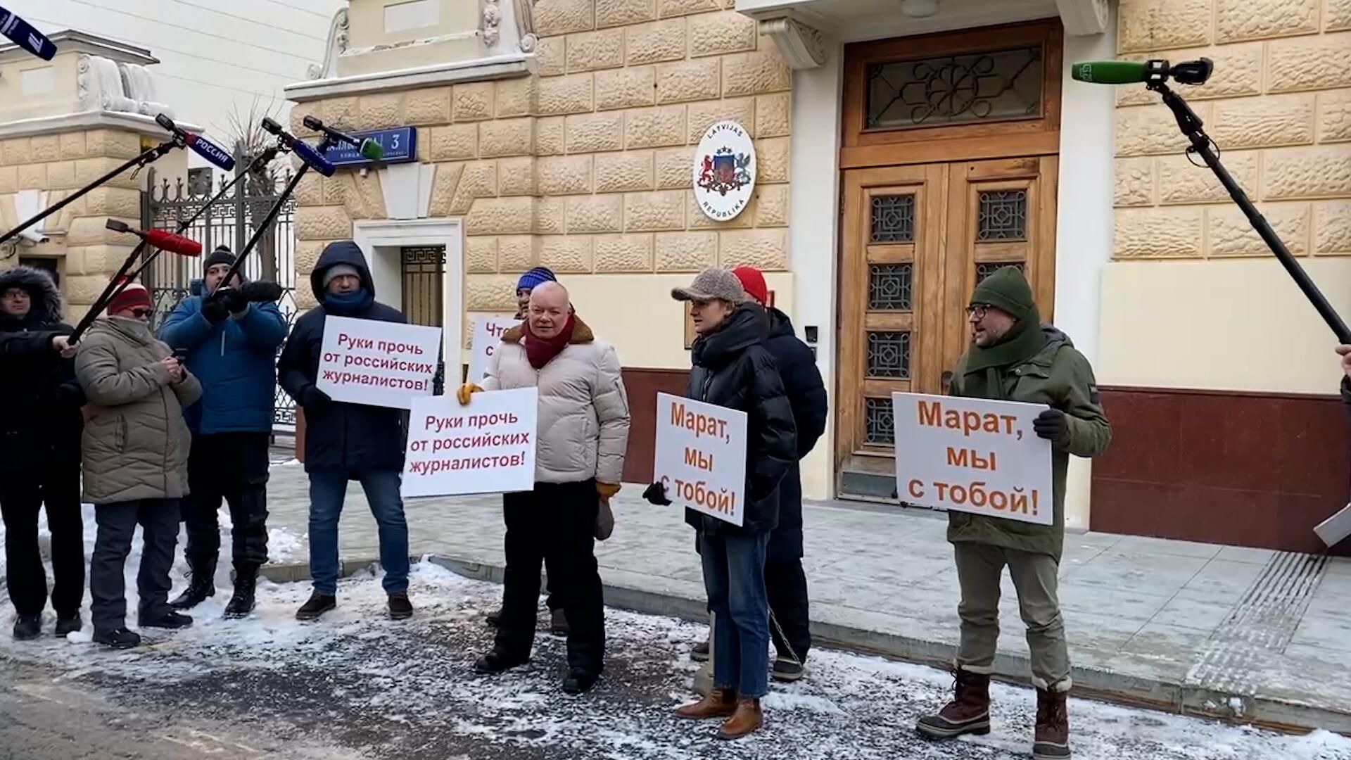Они так могут арестовать любого журналиста. Акция в поддержку Марата Касема Они так могут арестовать любого журналиста. Акция в поддержку Марата Касема - РИА Новости, 1920, 06.01.2023