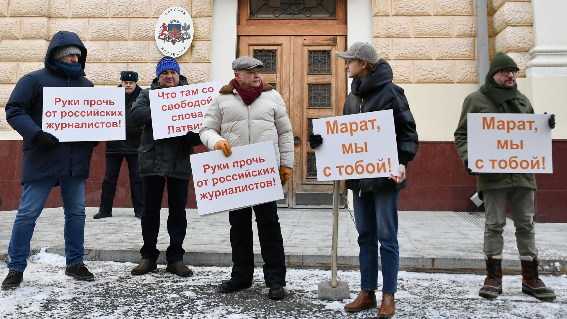 Генеральный директор медиагруппы Россия сегодня Дмитрий Киселев, член комитета Государственной Думы РФ по международным делам Мария Бутина и первый заместитель главного редактора медиагруппы Россия сегодня Сергей Кочетков на акции в поддержку задержанного в Риге шеф-редактора Sputnik Литва Марата Касема Свободу Марату Касему! перед посольством Латвии в Москве Генеральный директор медиагруппы Россия сегодня Дмитрий Киселев, член комитета Государственной Думы РФ по международным делам Мария Бутина и первый заместитель главного редактора медиагруппы Россия сегодня Сергей Кочетков на акции в поддержку задержанного в Риге шеф-редактора Sputnik Литва Марата Касема Свободу Марату Касему! перед посольством Латвии в Москве - РИА Новости, 1920, 06.01.2023