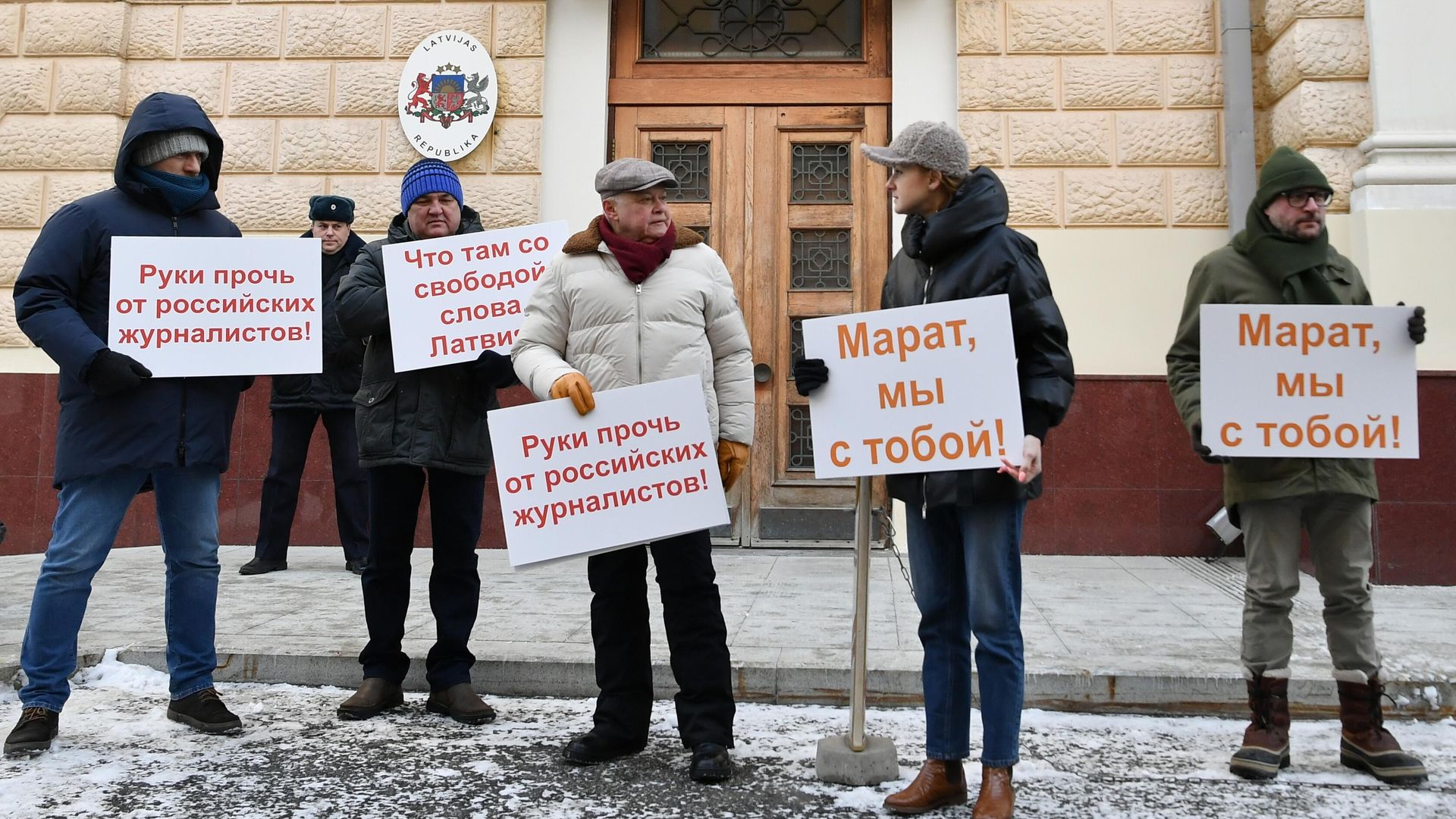 Генеральный директор медиагруппы Россия сегодня Дмитрий Киселев, член комитета Государственной Думы РФ по международным делам Мария Бутина и первый заместитель главного редактора медиагруппы Россия сегодня Сергей Кочетков на акции в поддержку задержанного в Риге шеф-редактора Sputnik Литва Марата Касема Свободу Марату Касему! перед посольством Латвии в Москве Генеральный директор медиагруппы Россия сегодня Дмитрий Киселев, член комитета Государственной Думы РФ по международным делам Мария Бутина и первый заместитель главного редактора медиагруппы Россия сегодня Сергей Кочетков на акции в поддержку задержанного в Риге шеф-редактора Sputnik Литва Марата Касема Свободу Марату Касему! перед посольством Латвии в Москве - РИА Новости, 1920, 06.01.2023