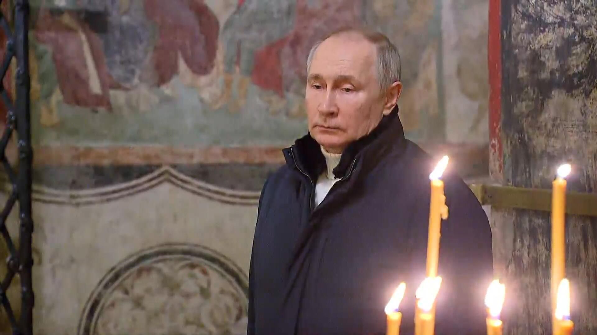 Владимир Путин на рождественском богослужении в Благовещенском соборе московского Кремля Владимир Путин на рождественском богослужении в Благовещенском соборе московского Кремля - РИА Новости, 1920, 07.01.2023