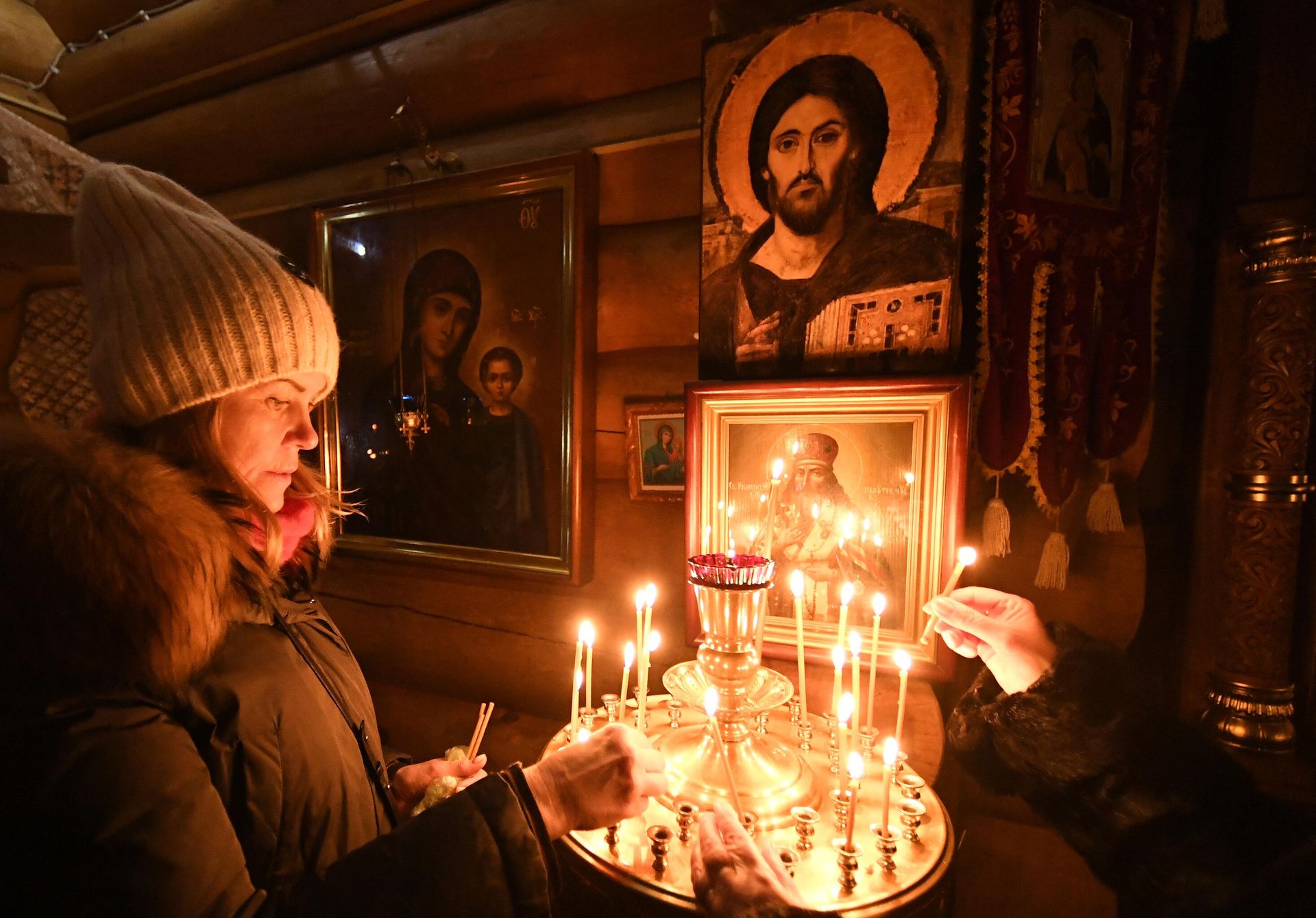 Верующие во время ночной Рождественской службы в Знаменском православном храме в Дивногорске Верующие во время ночной Рождественской службы в Знаменском православном храме в Дивногорске - РИА Новости, 1920, 09.10.2025
