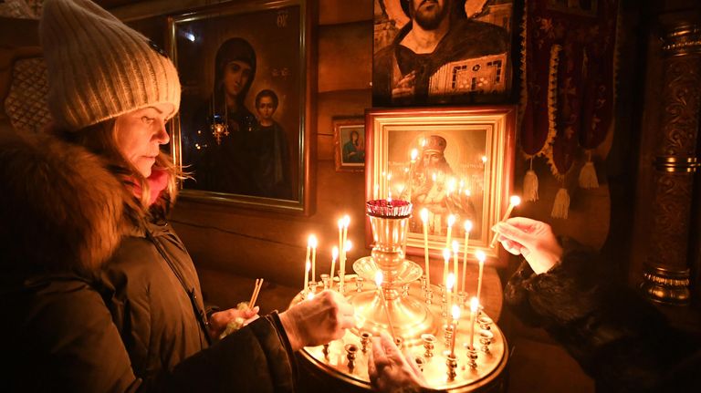 Верующие во время ночной Рождественской службы в Знаменском православном храме в Дивногорске Верующие во время ночной Рождественской службы в Знаменском православном храме в Дивногорске