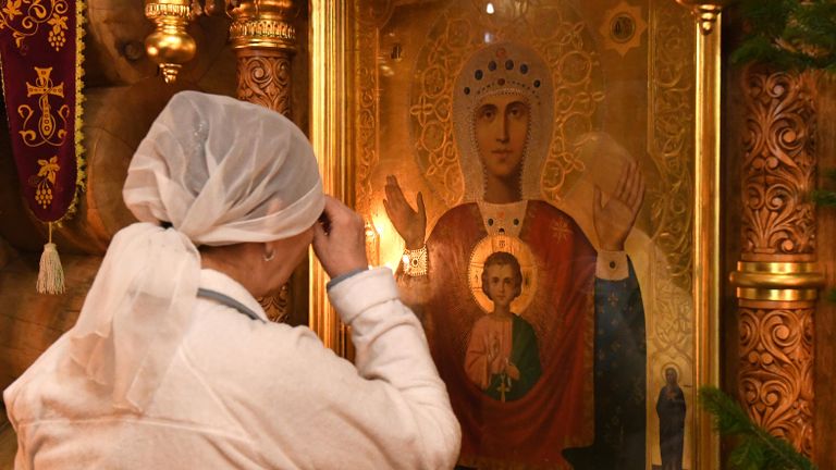 Верующая во время ночной Рождественской службы в Знаменском православном храме в Дивногорске Верующая во время ночной Рождественской службы в Знаменском православном храме в Дивногорске