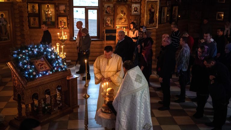 Священнослужители во время Рождественской службы в часовне Покровского храма в Мариуполе Священнослужители во время Рождественской службы в часовне Покровского храма в Мариуполе