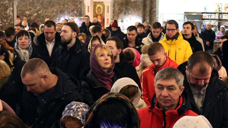 Верующие во время Рождественской службы в кафедральном соборе Христа Спасителя в Калининграде Верующие во время Рождественской службы в кафедральном соборе Христа Спасителя в Калининграде