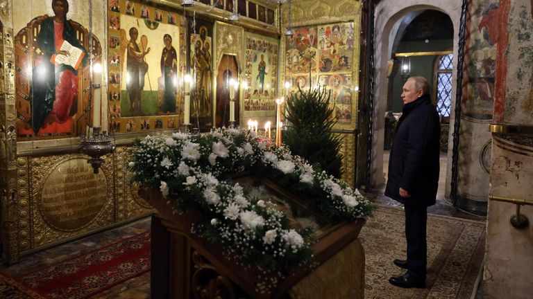 Президент РФ Владимир Путин во время Рождественского богослужения в Благовещенском соборе в московского Кремля Президент РФ Владимир Путин во время Рождественского богослужения в Благовещенском соборе в московского Кремля