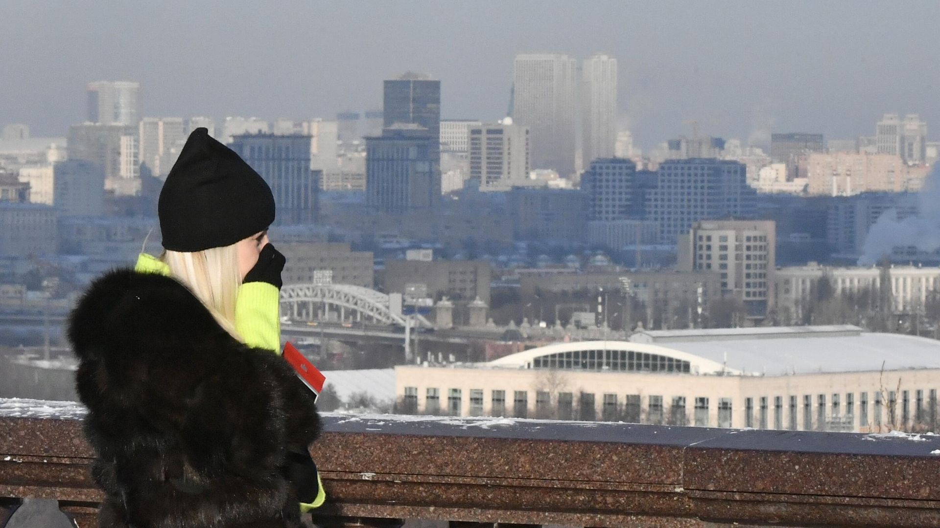 Девушка на смотровой площадке на Воробьевых горах Девушка на смотровой площадке на Воробьевых горах - РИА Новости, 1920, 05.02.2023