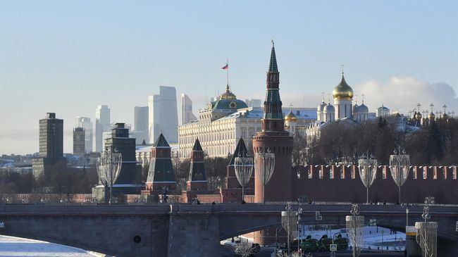 Вид на Кремль с Парящего моста в парке Зарядье в Москве