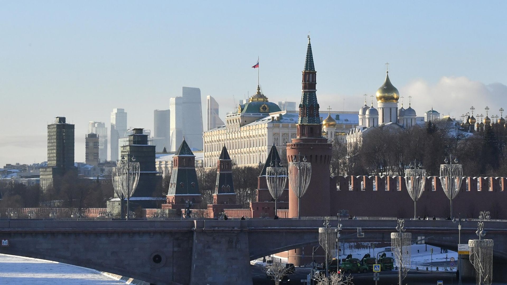 Вид на Кремль с Парящего моста в парке Зарядье в Москве Вид на Кремль с Парящего моста в парке Зарядье в Москве - РИА Новости, 1920, 05.12.2023