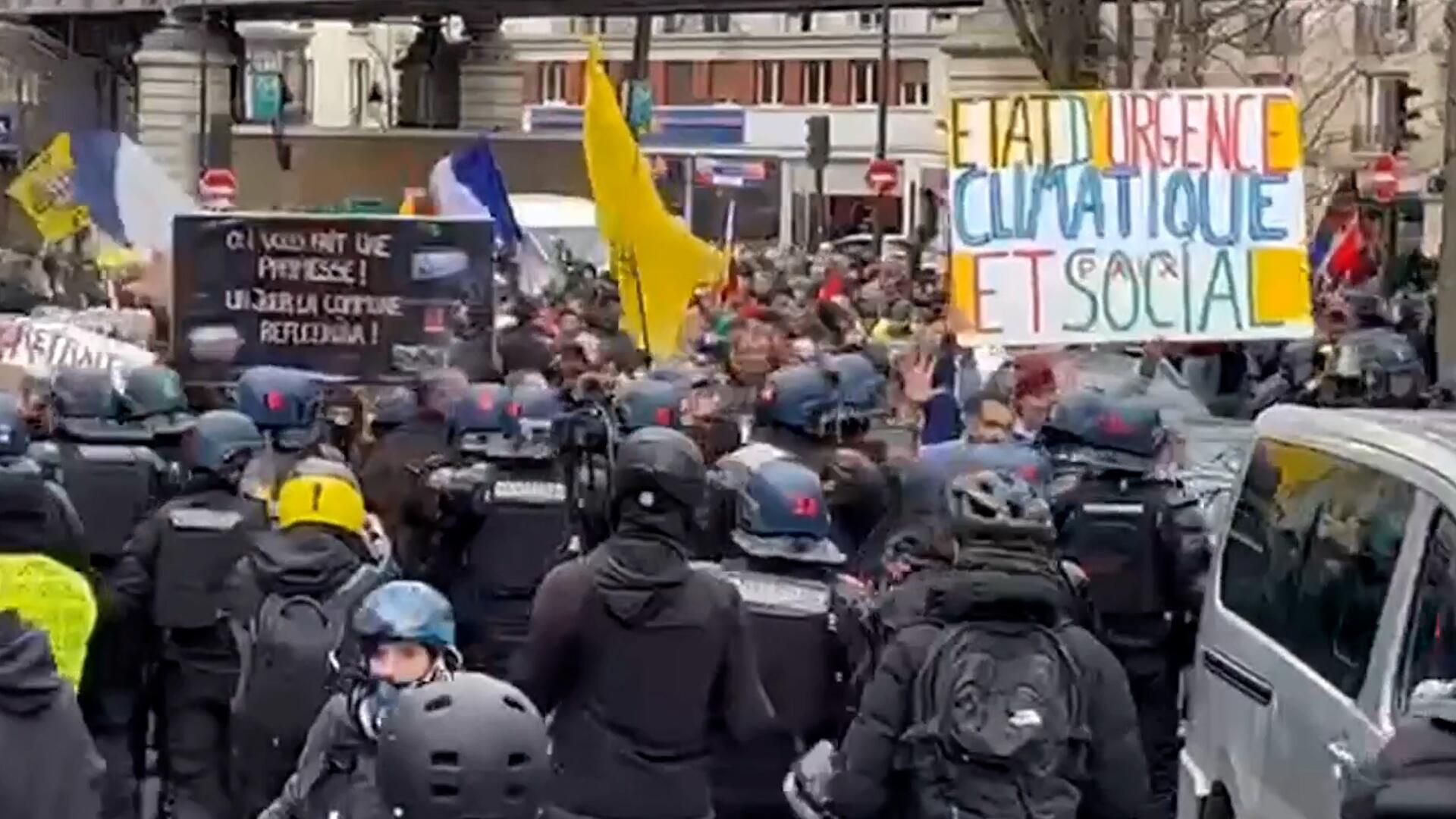Протест в Париже против инфляции, подорожания жизни и пенсионной реформы Протест в Париже против инфляции, подорожания жизни и пенсионной реформы - РИА Новости, 1920, 07.01.2023