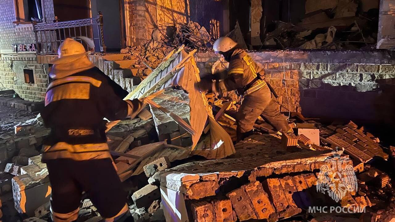 Спасатели ликвидируют последствия разрушения части многоквартирного дома в Хасавюрте, Дагестан Спасатели ликвидируют последствия разрушения части многоквартирного дома в Хасавюрте, Дагестан - РИА Новости, 1920, 08.01.2023