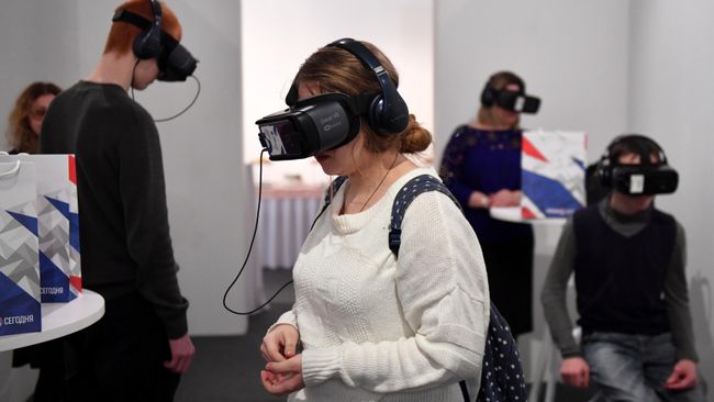 Участники VR-перформанса Слепые в большом городе в Государственном музее - культурном центре Интеграция имени Н.А. Островского в Москве тестируют очки виртуальной реальности Участники VR-перформанса Слепые в большом городе в Государственном музее - культурном центре Интеграция имени Н.А. Островского в Москве тестируют очки виртуальной реальности