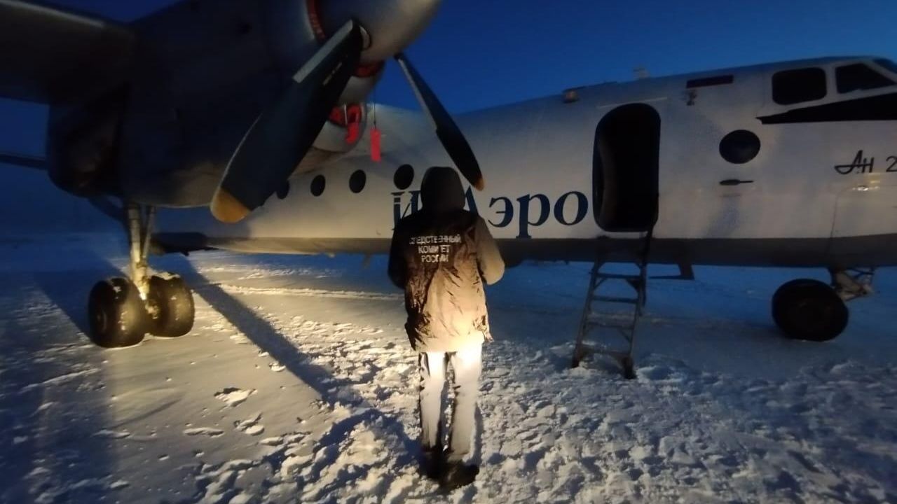 Самолет Ан-26, следовавший по маршруту Маган — Магадан, после приземления с открытой грузовой рампой - РИА Новости, 1920, 09.01.2023