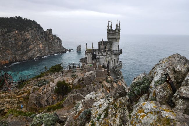 Замок Ласточкино гнездо на береговой скале в поселке Гаспра в Крыму