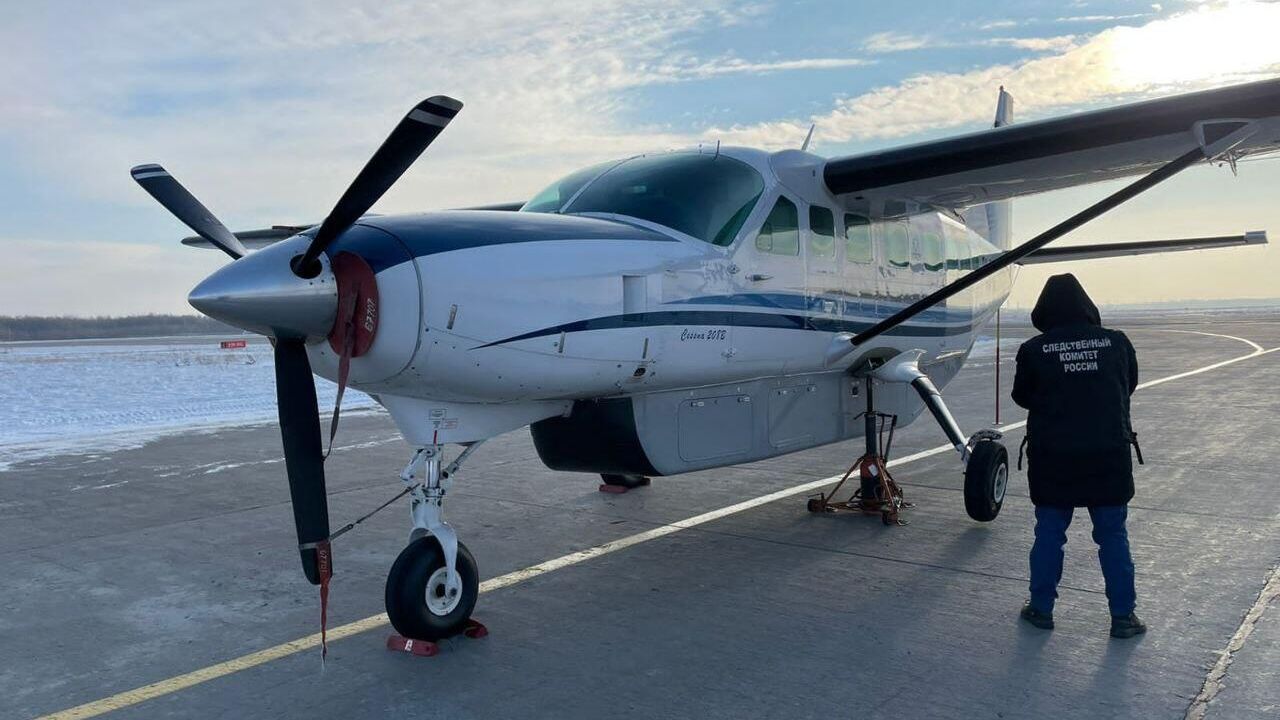 Самолет Cessna, у которого при посадке в аэропорту Хабаровска произошло повреждение стойки шасси. 10 января 2023 Самолет Cessna, у которого при посадке в аэропорту Хабаровска произошло повреждение стойки шасси. 10 января 2023 - РИА Новости, 1920, 10.01.2023