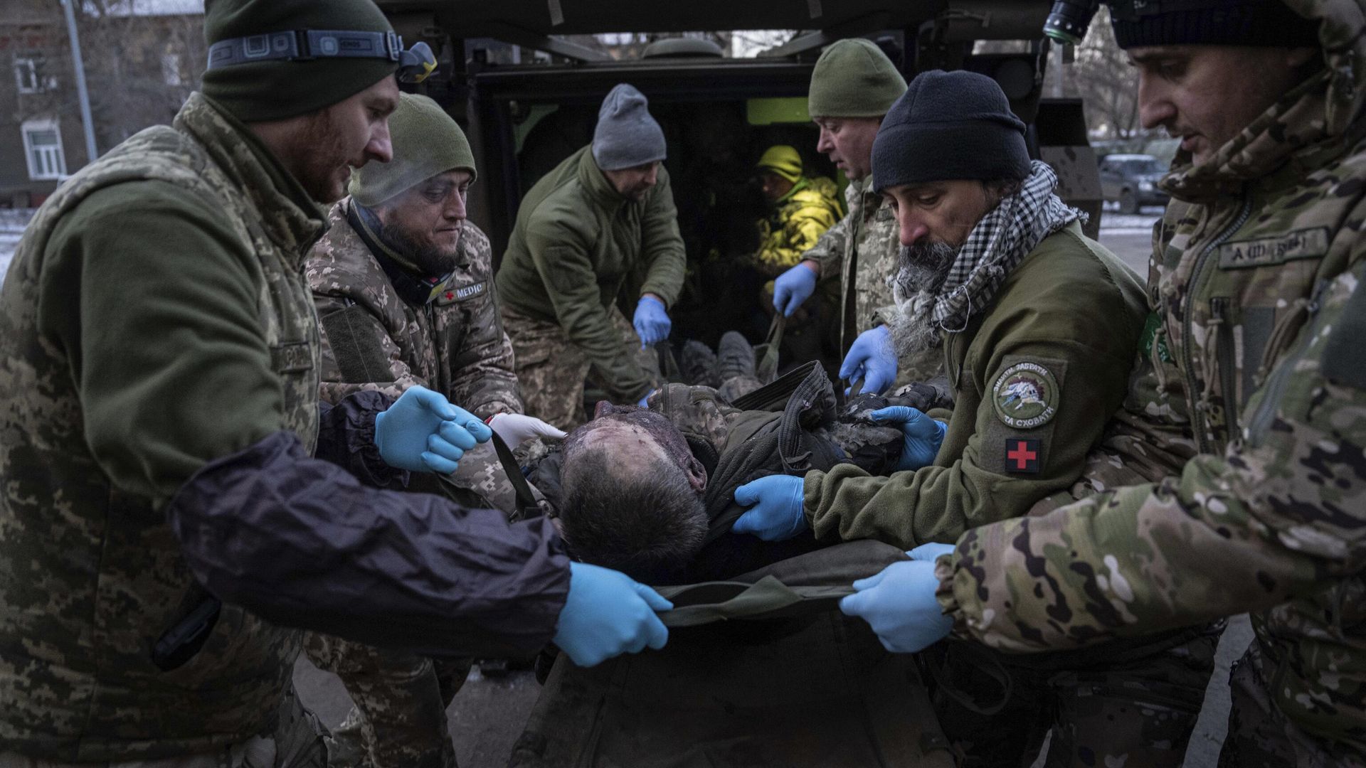 Украинские военнослужащие транспортируют раненого в госпитале в Донецкой области Украинские военнослужащие транспортируют раненого в госпитале в Донецкой области - РИА Новости, 1920, 14.02.2023