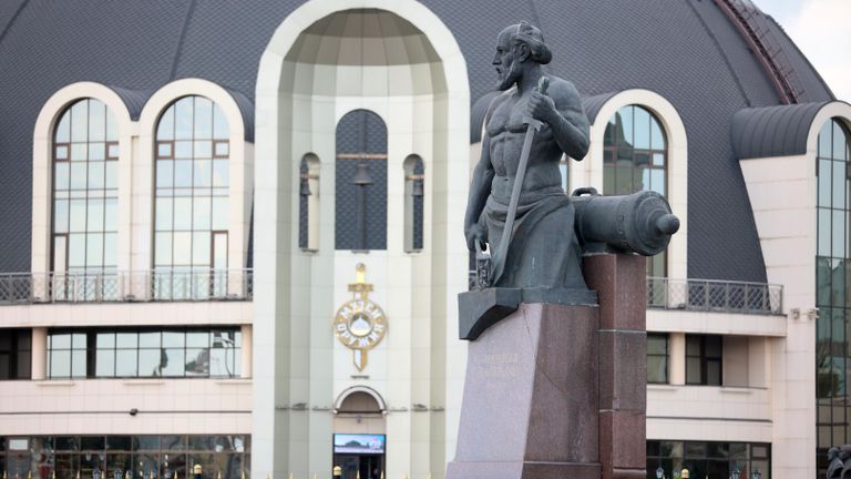 Памятник оружейнику Никите Демидову возле здания Тульского государственного музея оружия Памятник оружейнику Никите Демидову возле здания Тульского государственного музея оружия