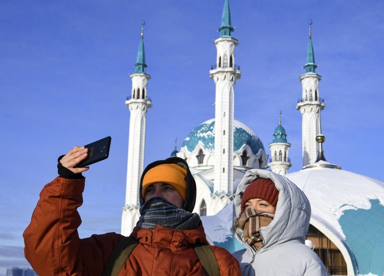 Туристы фотографируются на фоне мечети Кул Шариф в Казанском кремле Туристы фотографируются на фоне мечети Кул Шариф в Казанском кремле