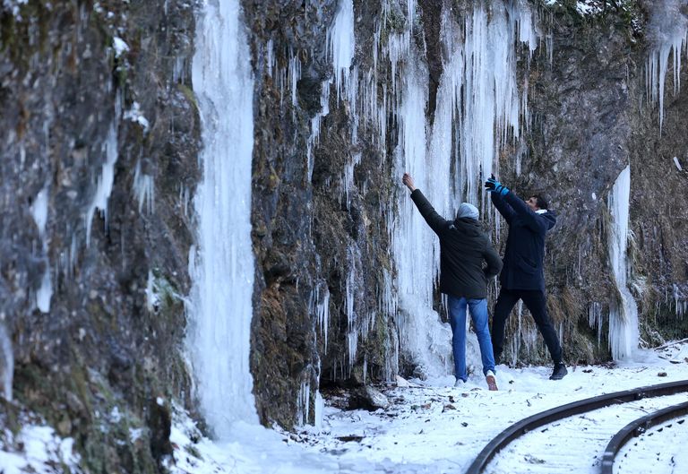 Туристы на узкоколейной железной дороге в Гуамском ущелье, замерзшем из-за сильных морозов, в Краснодарском крае Туристы на узкоколейной железной дороге в Гуамском ущелье, замерзшем из-за сильных морозов, в Краснодарском крае