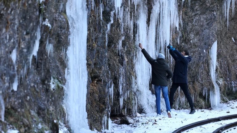Туристы на узкоколейной железной дороге в Гуамском ущелье, замерзшем из-за сильных морозов, в Краснодарском крае Туристы на узкоколейной железной дороге в Гуамском ущелье, замерзшем из-за сильных морозов, в Краснодарском крае