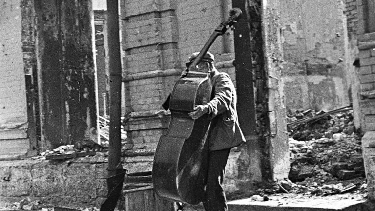 Сталинградская битва (17 июля 1942 г. - 2 февраля 1943 г.). Музыкант на улице разрушенного города. Сталинградская битва (17 июля 1942 г. - 2 февраля 1943 г.). Музыкант на улице разрушенного города.