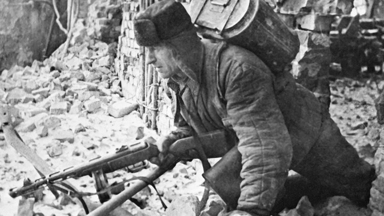 Обед на передовую. Сталинград, январь 1943 года. Обед на передовую. Сталинград, январь 1943 года.