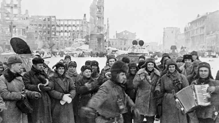 В освобожденном городе. Сталинград, февраль 1943 года. В освобожденном городе. Сталинград, февраль 1943 года.