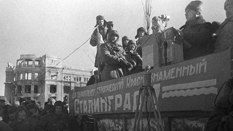 Командующий 62-й армией Василий Иванович Чуйков (справа второй) во время выступления на митинге, посвященном освобождению Сталинграда от фашистских войск. 4 февраля 1943 года. Командующий 62-й армией Василий Иванович Чуйков (справа второй) во время выступления на митинге, посвященном освобождению Сталинграда от фашистских войск. 4 февраля 1943 года.