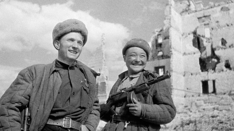 Прославленные автоматчики, герои уличных боев старший сержант Сергей Потанин и ефрейтор Тойчи Турдымаматов. Сталинград, ноябрь 1942 года. Прославленные автоматчики, герои уличных боев старший сержант Сергей Потанин и ефрейтор Тойчи Турдымаматов. Сталинград, ноябрь 1942 года.