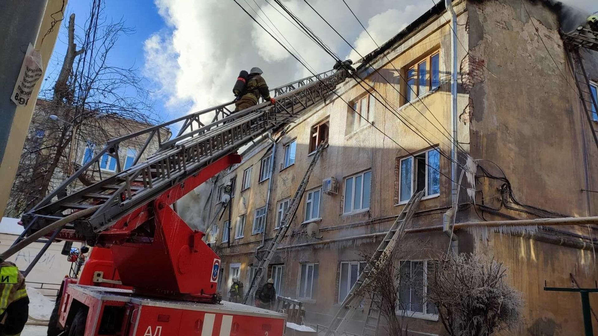 Сотрудники МЧС во время ликвидации пожара в квартире многоквартирного жилого дома в Самаре Сотрудники МЧС во время ликвидации пожара в квартире многоквартирного жилого дома в Самаре - РИА Новости, 1920, 11.01.2023