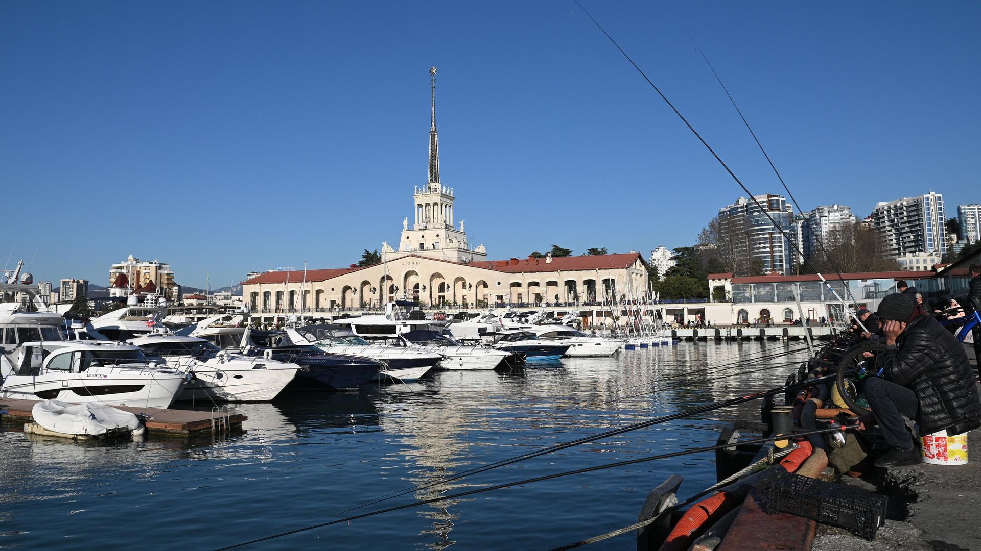 Рыбаки на пирсе и морской вокзал в Центральном районе города Сочи Рыбаки на пирсе и морской вокзал в Центральном районе города Сочи - РИА Новости, 1920, 20.02.2023