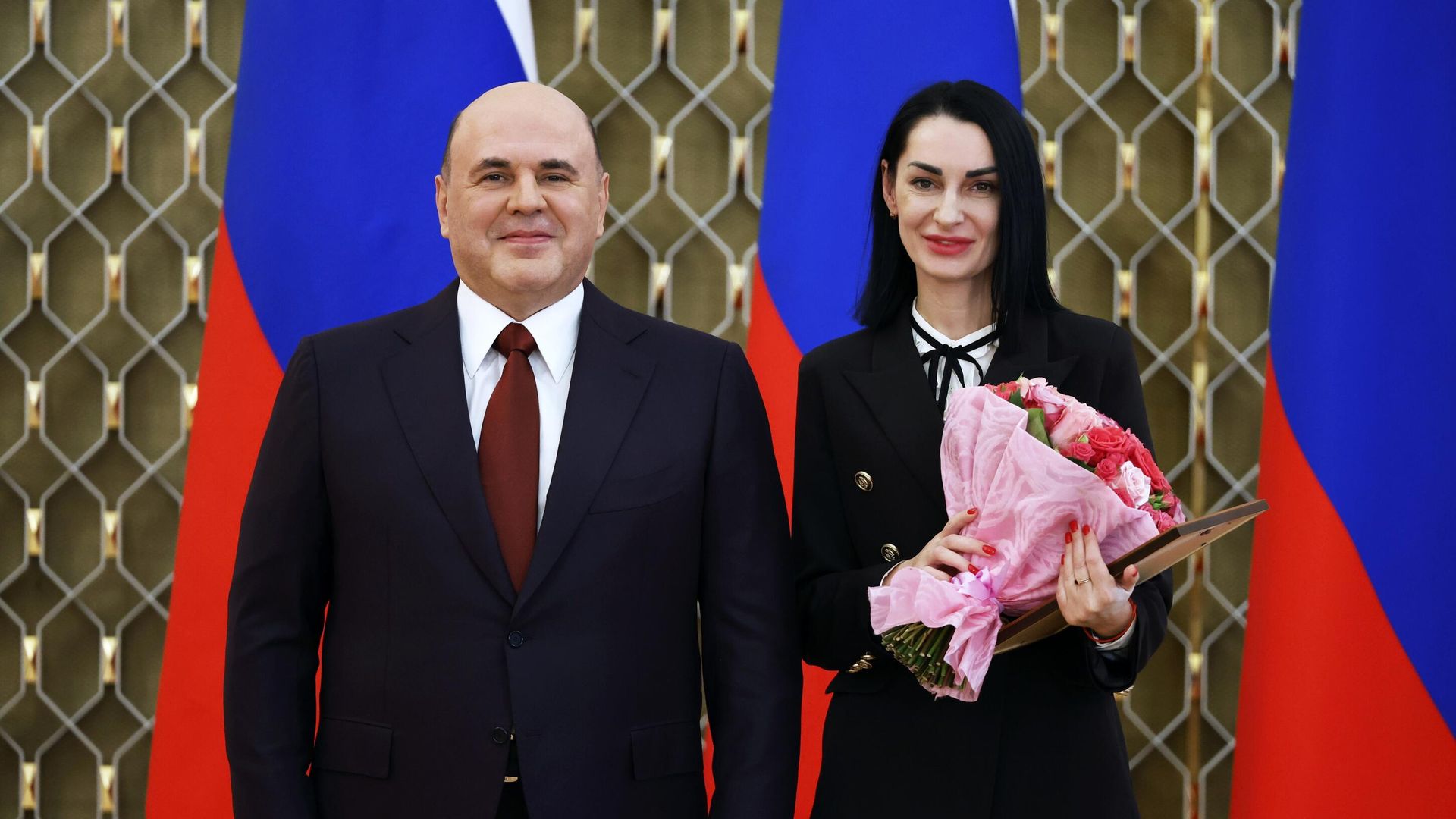 Председатель правительства РФ Михаил Мишустин и собственный корреспондент ФГУП МИА Россия сегодня Олеся Потапова на церемонии вручения премий правительства в области средств массовой информации за 2022 год Председатель правительства РФ Михаил Мишустин и собственный корреспондент ФГУП МИА Россия сегодня Олеся Потапова на церемонии вручения премий правительства в области средств массовой информации за 2022 год - РИА Новости, 1920, 13.01.2023