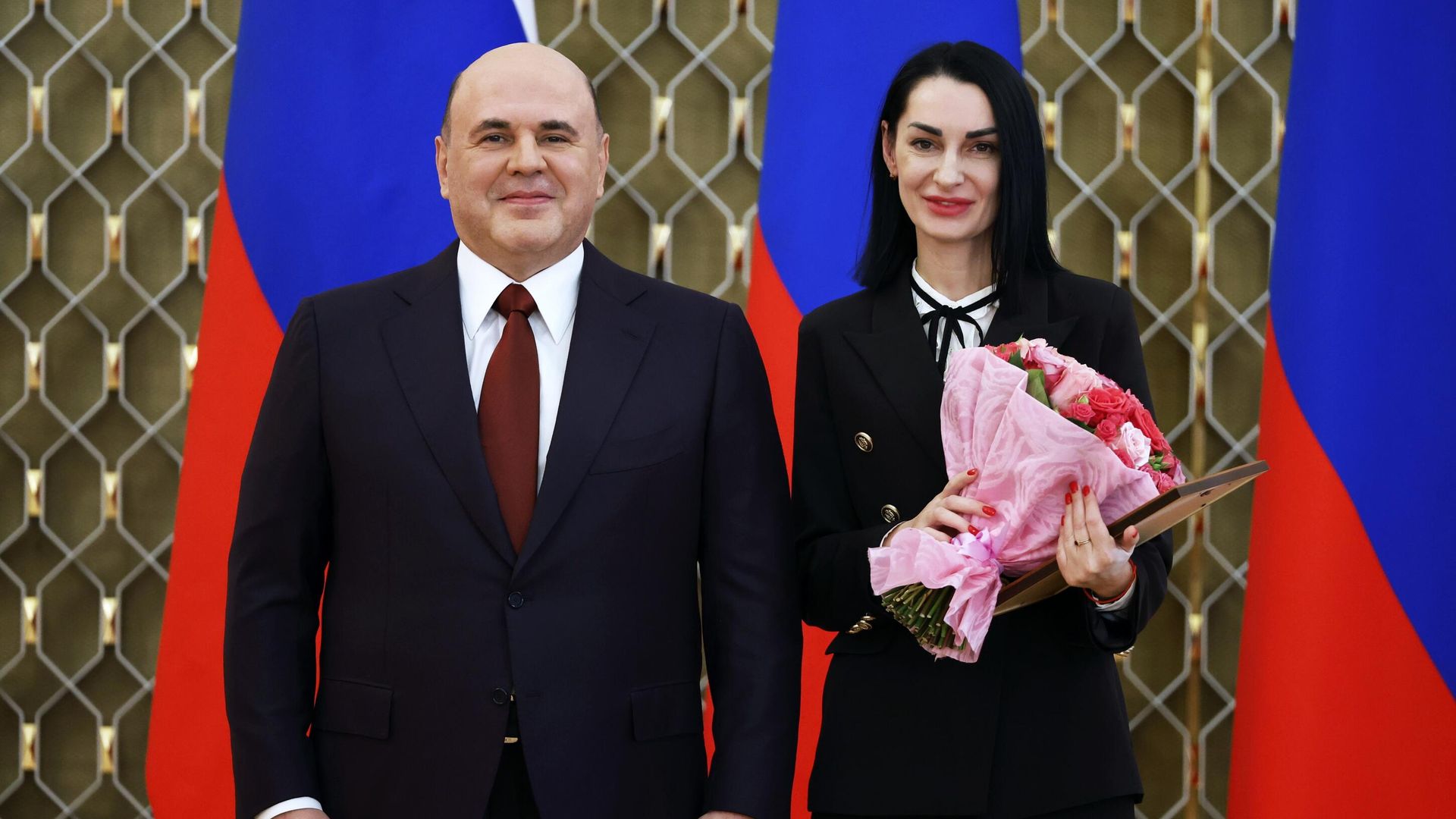 Председатель правительства РФ Михаил Мишустин и собственный корреспондент ФГУП МИА Россия сегодня Олеся Потапова на церемонии вручения премий правительства в области средств массовой информации за 2022 год Председатель правительства РФ Михаил Мишустин и собственный корреспондент ФГУП МИА Россия сегодня Олеся Потапова на церемонии вручения премий правительства в области средств массовой информации за 2022 год - РИА Новости, 1920, 12.01.2023