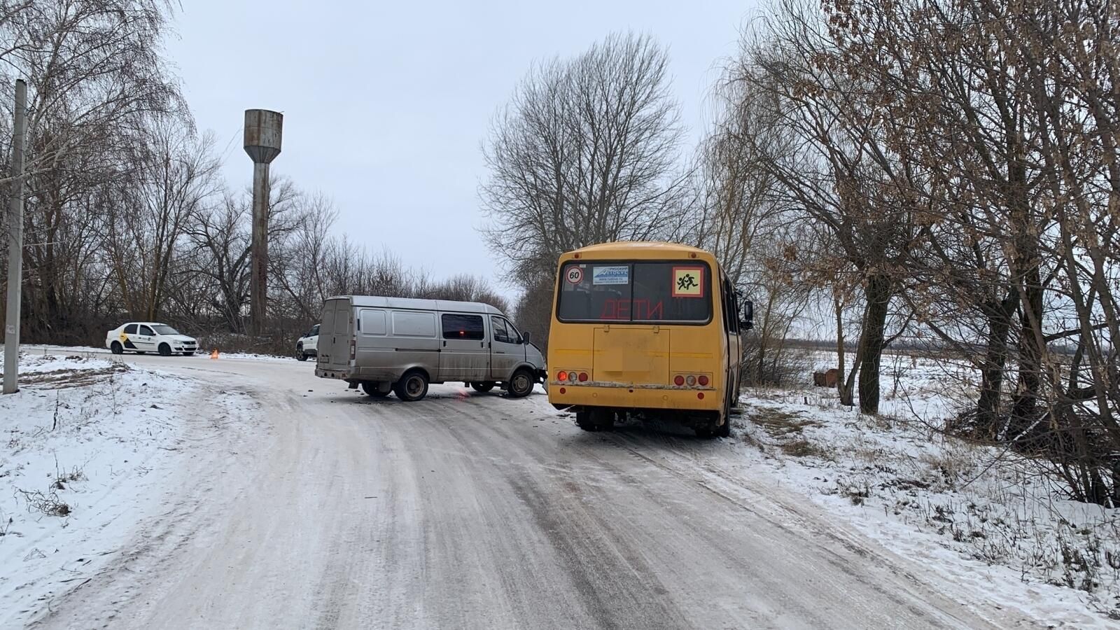 ДТП с участием Газели со школьным автобусом в Воронежской области ДТП с участием Газели со школьным автобусом в Воронежской области - РИА Новости, 1920, 12.01.2023