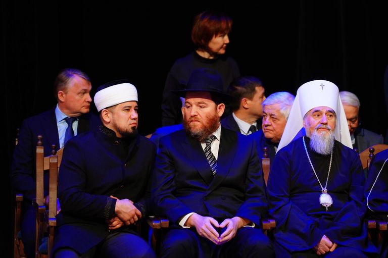 Председатель-муфтий Духовного управления мусульман Республики Башкортостан Айнур хазрат Биргалин, главный раввин Республики Башкортостан Дан Кричевский, митрополит Уфимский и Башкортостанский Никон на церемонии прощания с первым президентом Башкортостана Муртазой Рахимовым в Уфе Председатель-муфтий Духовного управления мусульман Республики Башкортостан Айнур хазрат Биргалин, главный раввин Республики Башкортостан Дан Кричевский, митрополит Уфимский и Башкортостанский Никон на церемонии прощания с первым президентом Башкортостана Муртазой Рахимовым в Уфе