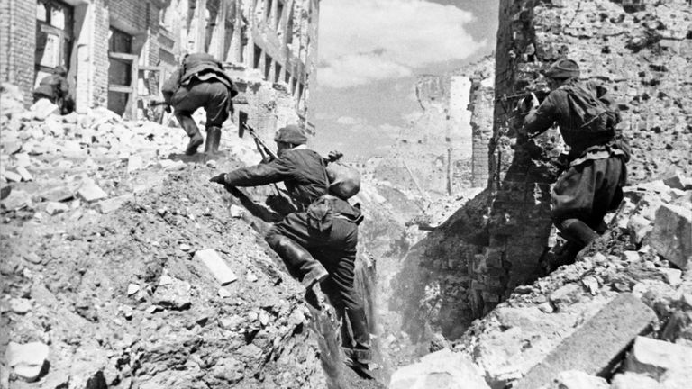 Оборона Сталинграда (17 июля 1942 г. - 2 февраля 1943 г.). Бой на одной из улиц города. Оборона Сталинграда (17 июля 1942 г. - 2 февраля 1943 г.). Бой на одной из улиц города.